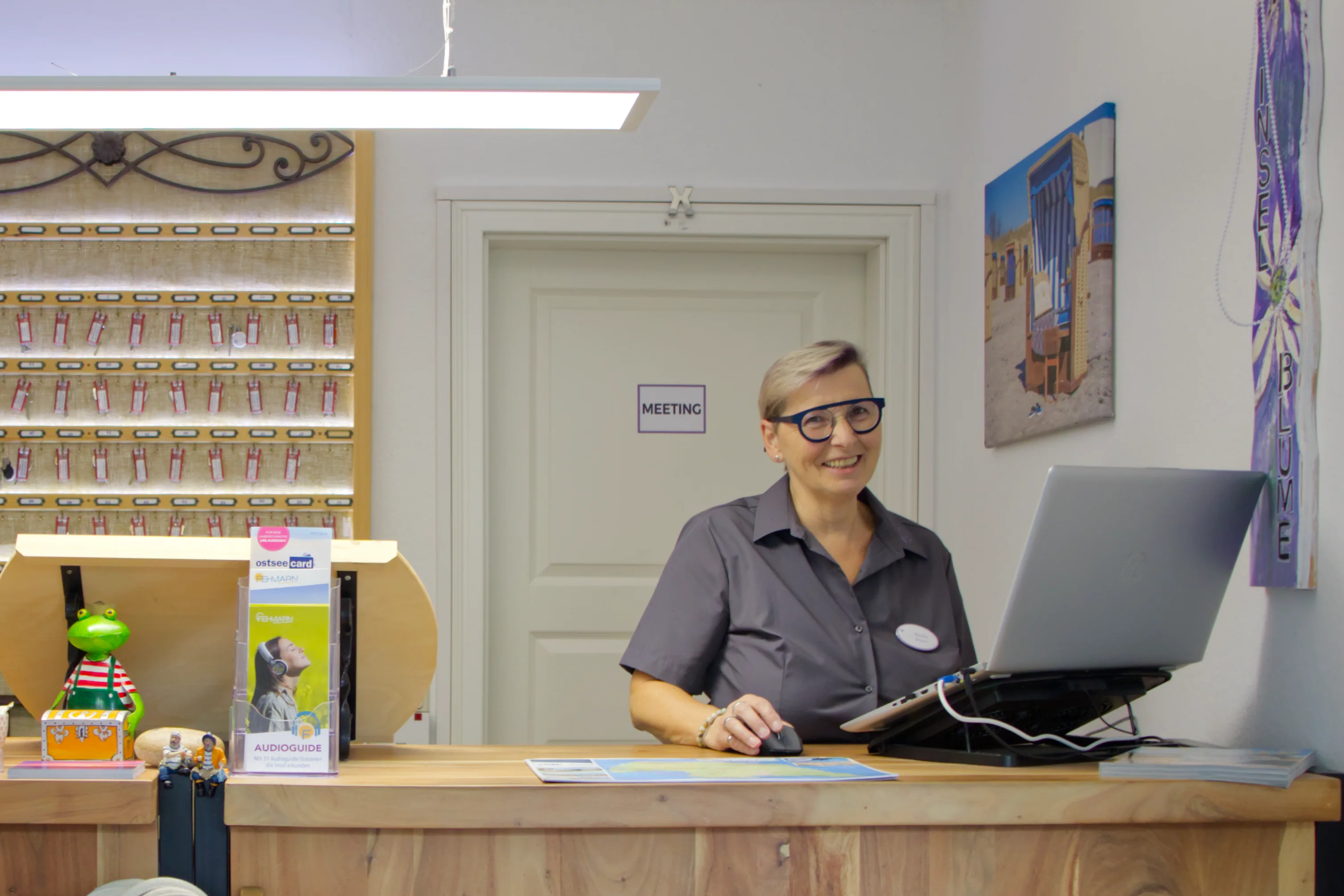 Beate Blum am Empfang der Inselblume Fehmarn Ferienhaus-, und Ferienwohnungsvermittlung in Burg auf Fehmarn