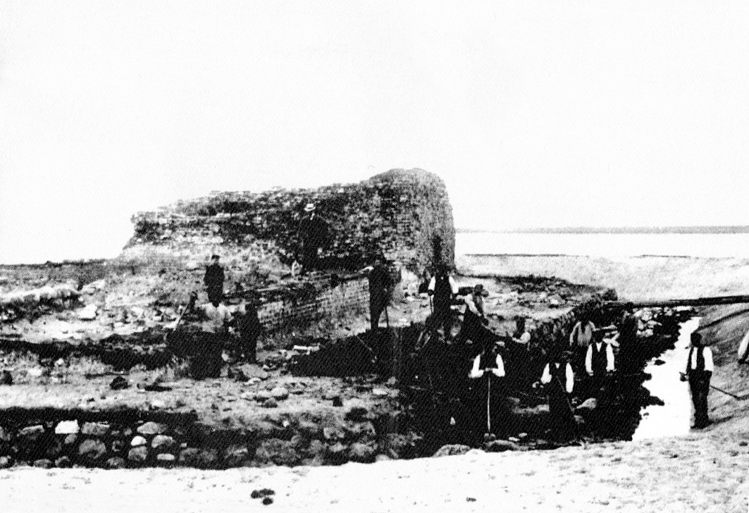 Schwarz-Weiß Fotografie von der Freilegung der Burgruine Glambek am Südstrand in Burgtiefe auf Fehmarn.