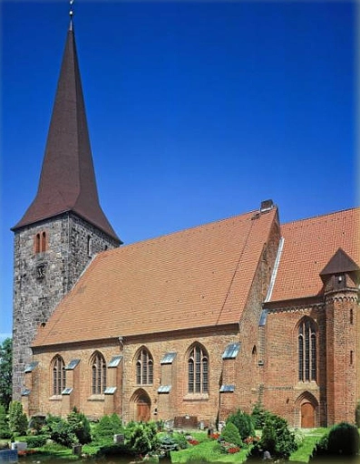 Außenansicht der St. Johannis Kirche in Petersdorf auf Fehmarn