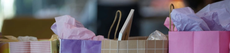 Bild von ein paar bunten Papiertüten nach einem Shopping Tag auf Fehmarn
