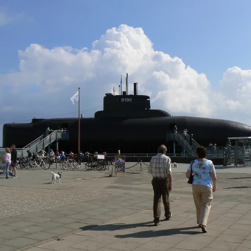 Außenaufnahme der Sehenwürdigkeit U-Boot U11 S190 in Burgtiefe auf Fehmarn als U-Boot Museum