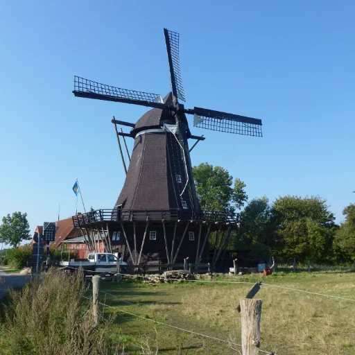 Die Sehenswürdigkeit Jachen Flünk, das Windmühlenmuseum in Lemkenhafen auf Fehmarn.