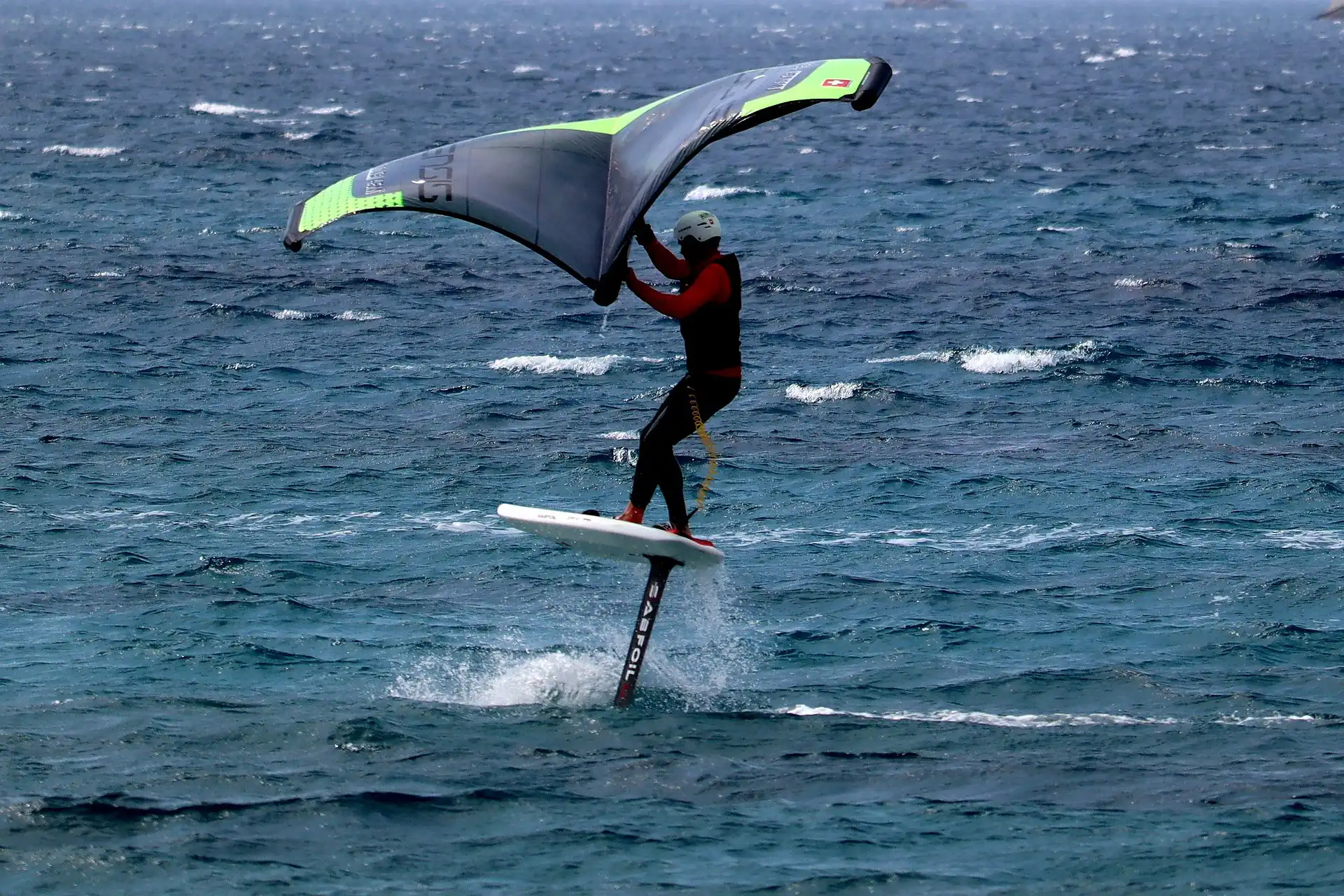 Person beim Wing Foiling auf Fehmarn