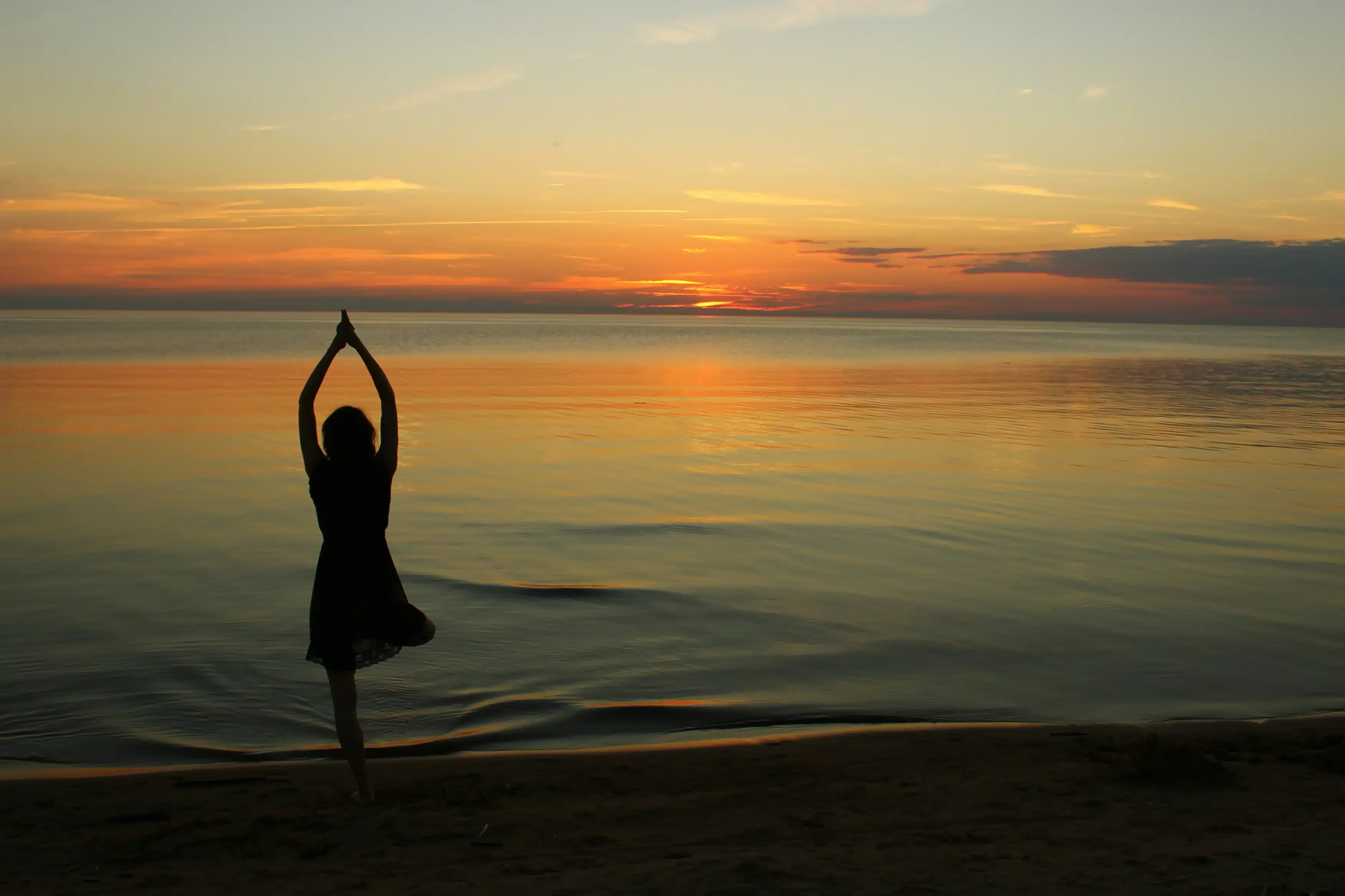 Yoga auf Fehmarn: Übungen am Strand mit Meerblick