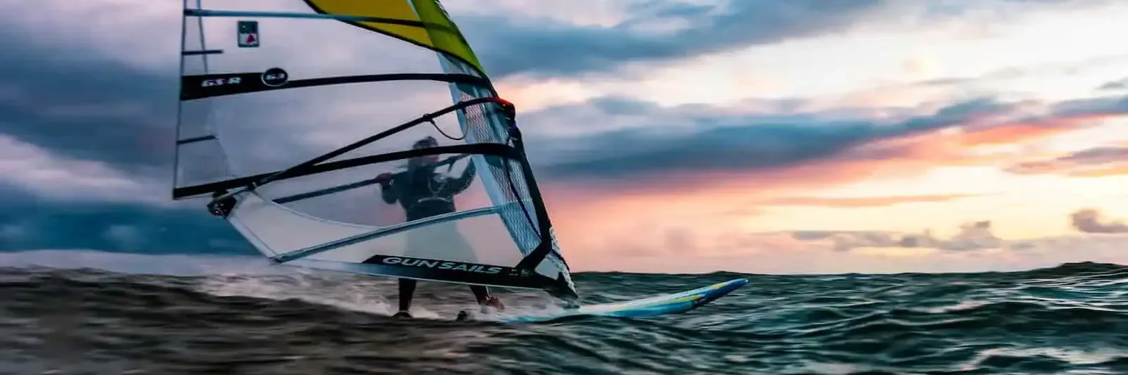Windsurfer auf der Ostsee vor Fehmarn bei Sonnenuntergang