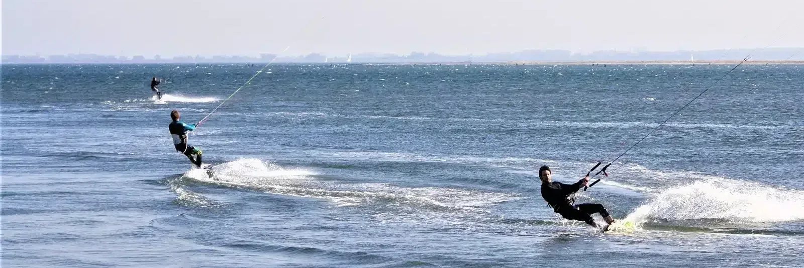 Kitesurfer vor der Küste von Fehmarn
