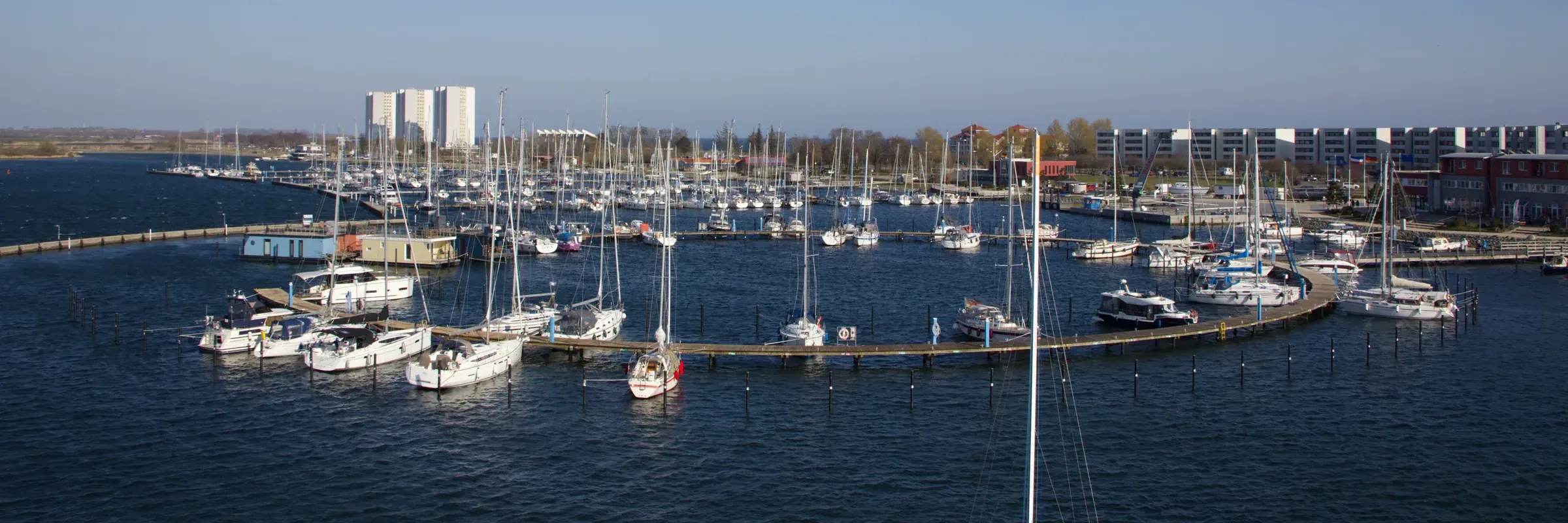 Segelboote im Yachthafen von Burgtiefe auf Fehmarn
