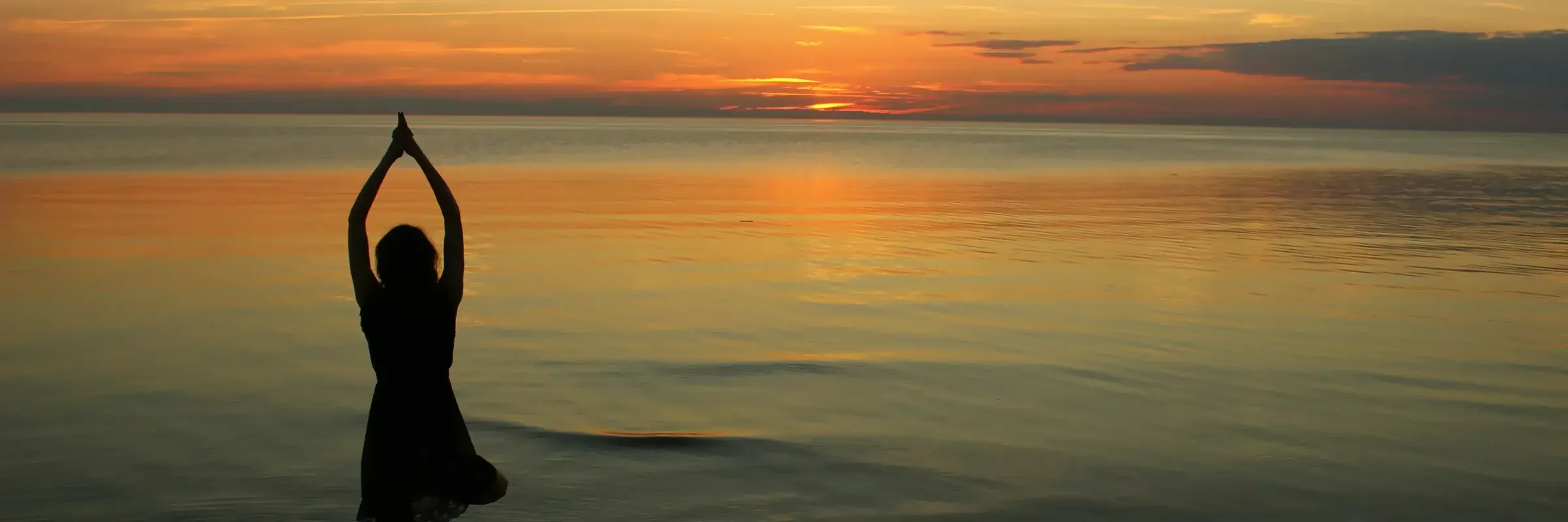 Yoga am Strand von Fehmarn bei Sonnenuntergang