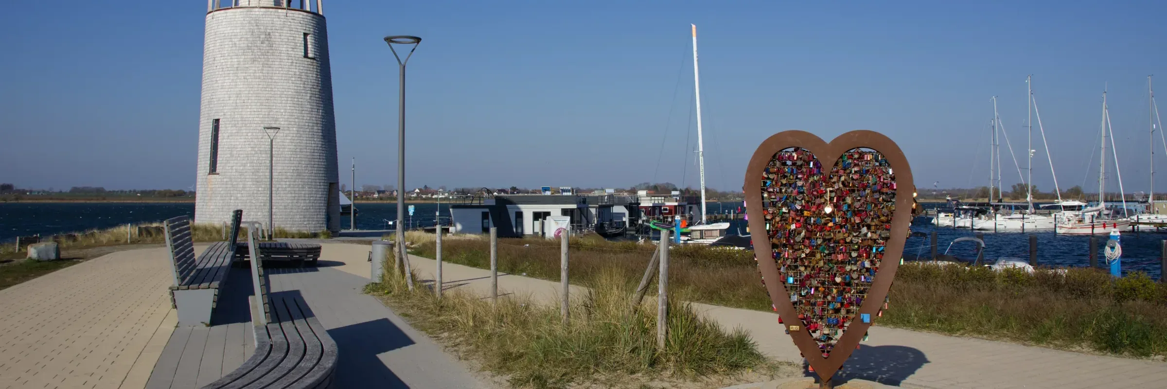 Der Aussichtsturm Utkieker am Hafen von Burgtiefe auf Fehmarn