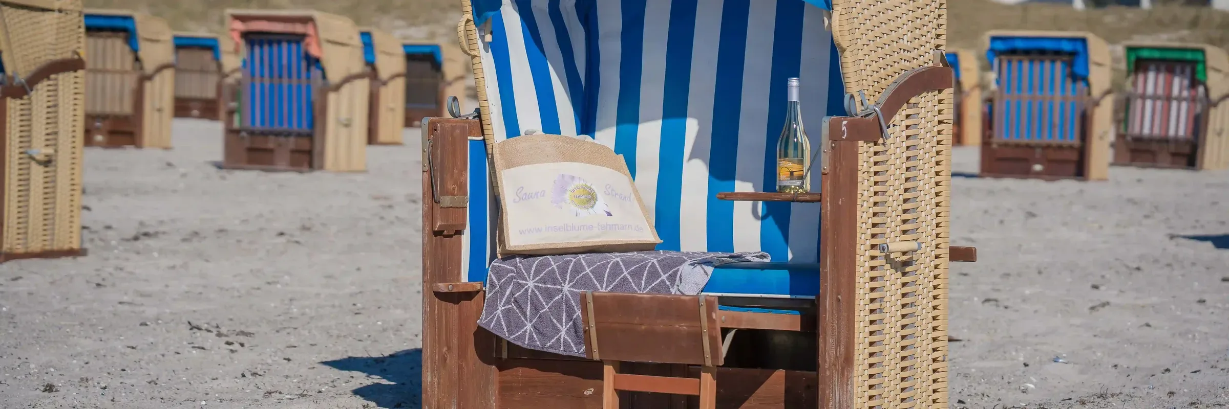 Strandkorb am Südstrand von Fehmarn, im Hintergrund weitere Strandkörbe