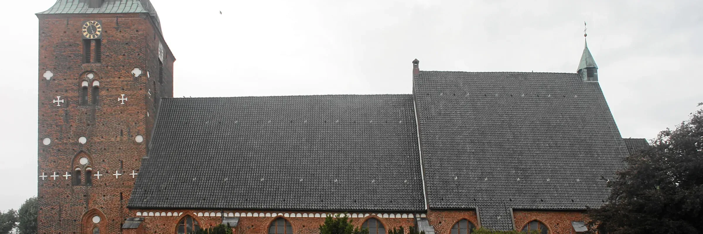 Die St.-Nikolai-Kirche in Burg auf Fehmarn von Süden