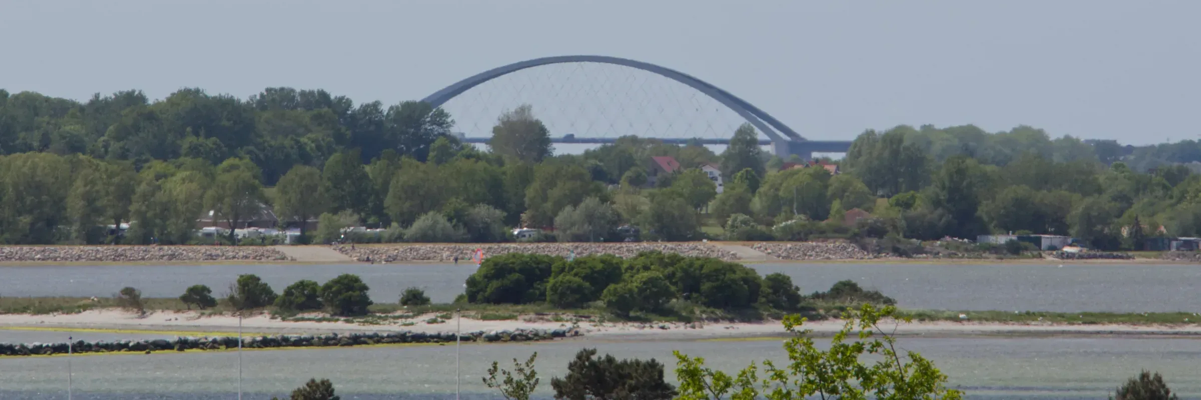 Blick vom Südstrand auf die Fehmarnsundbrücke, den Weg aufs Festland