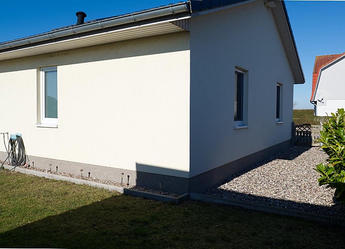 Andere Seite des umzäunten Ferienhauses in Landkirchen auf Fehmarn