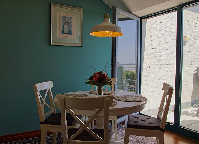 Essbereich und Balkon der Ferienwohnung in Burgtiefe auf Fehmarn