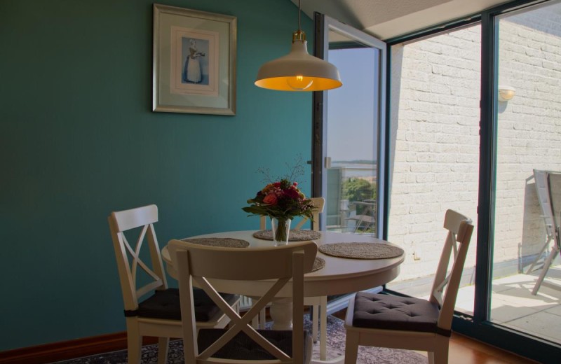 Essbereich und Balkon der Ferienwohnung in Burgtiefe auf Fehmarn