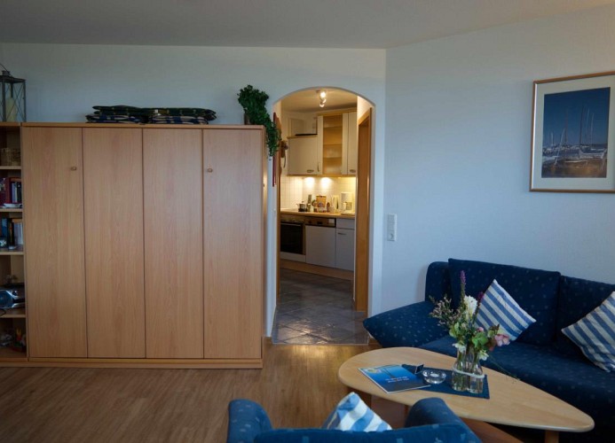 Wohnzimmer Blick in Richtung Flur und Küche in der Inselblume 04