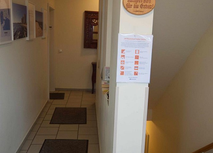 Flur zu den Ferienwohnungen in dem Ferienhaus mit Hund in Burgstaaken bei Burg