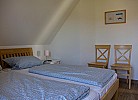Anderer Blick auf das Doppelbett im Schlafzimmer in der Inselblume 28