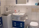 Badezimmer mit Waschmaschine in der Ferienwohnung am Strand von Fehmarn