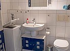 Badezimmer mit Waschmaschine in der Ferienwohnung am Strand von Fehmarn