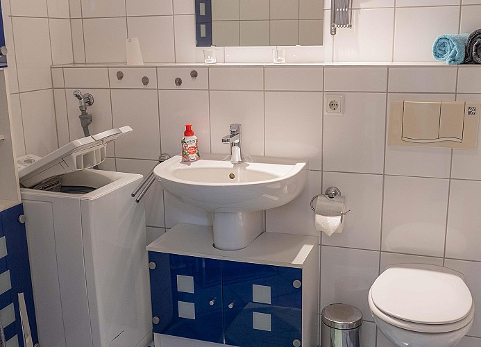 Badezimmer mit Waschmaschine in der Ferienwohnung am Strand von Fehmarn