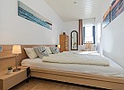 Doppelbett im Schlafzimmer der Ferienwohnung am Südstrand