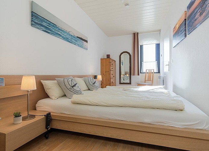 Doppelbett im Schlafzimmer der Ferienwohnung am Südstrand