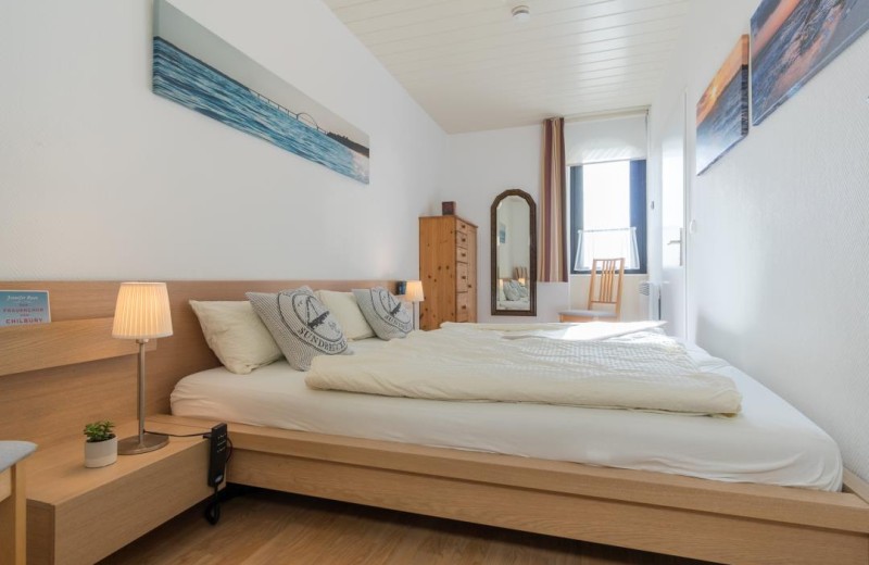 Doppelbett im Schlafzimmer der Ferienwohnung am Südstrand