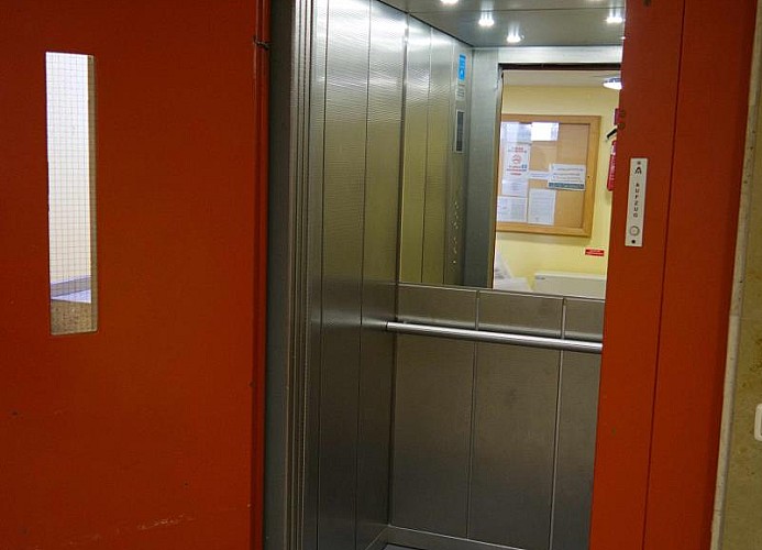 Fahrstuhl im Haus der Ferienwohnung in Burgtiefe