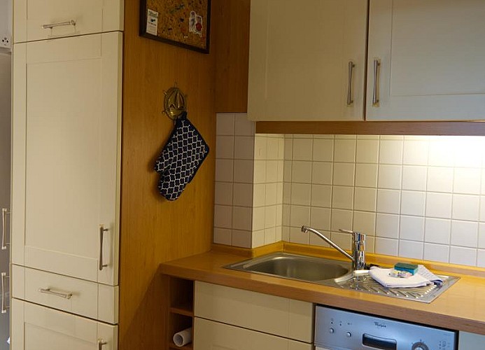 Kühlschrank und Spüle in der Ferienwohnung direkt am Südstrand