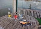 Dekoration mit Sekt und Erdbeeren auf dem Terrassentisch der Inselblume 48