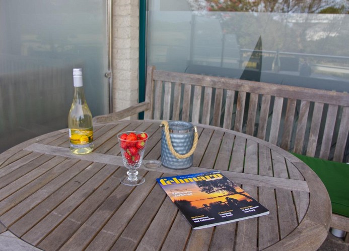 Dekoration mit Sekt und Erdbeeren auf dem Terrassentisch der Inselblume 48