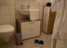 Toilette und Schränke im Badezimmer der Inselblume 65