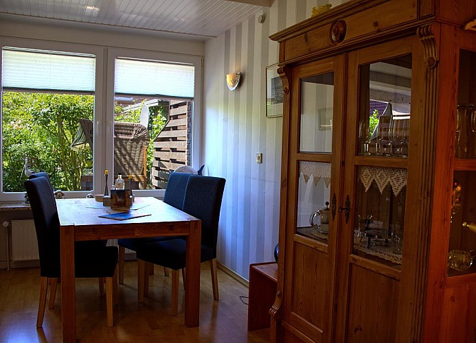 Esstisch mit Blick ins Grüne von der Inselblume 15 auf Fehmarn