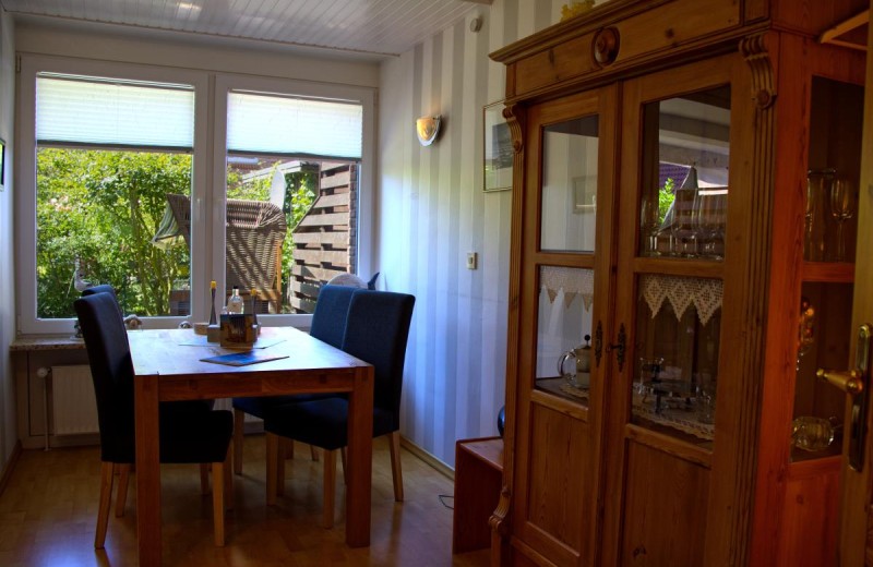 Esstisch mit Blick ins Grüne von der Inselblume 15 auf Fehmarn