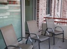 Sitzgelegenheiten für 4 Personen auf Balkon der Fewo am Niendorfer Platz