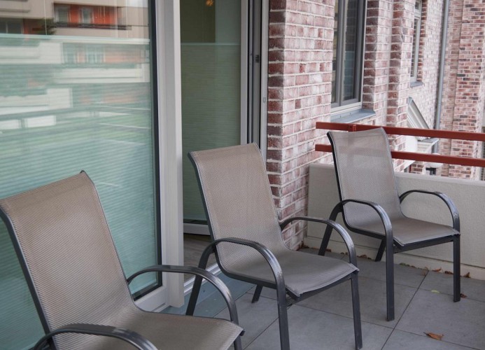 Sitzgelegenheiten für 4 Personen auf Balkon der Fewo am Niendorfer Platz