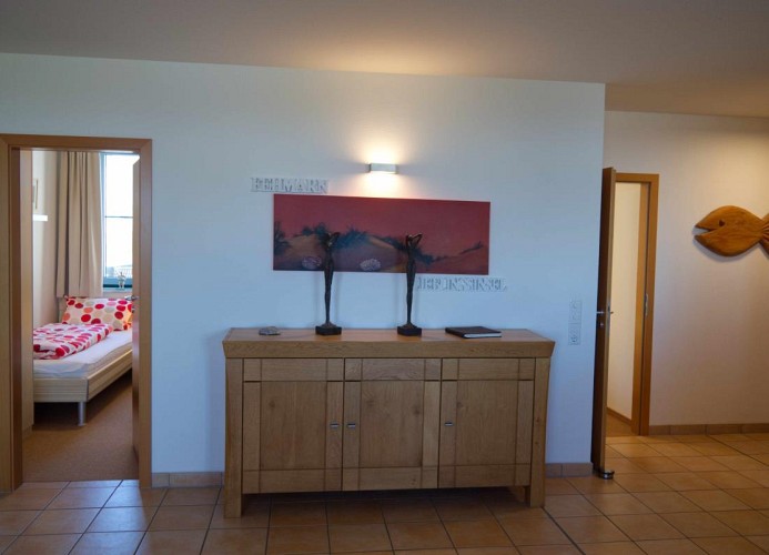 Dekoration und Eingänge zu den Schlafzimmern der Ferienwohnung direkt am Strand