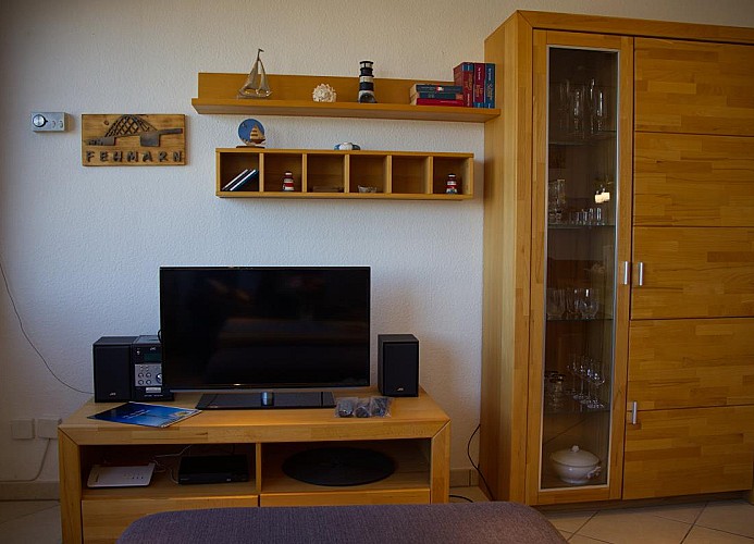 TV mit Schrank in der Ferienwohnung Inselblume 45 am Südstrand von Fehmarn