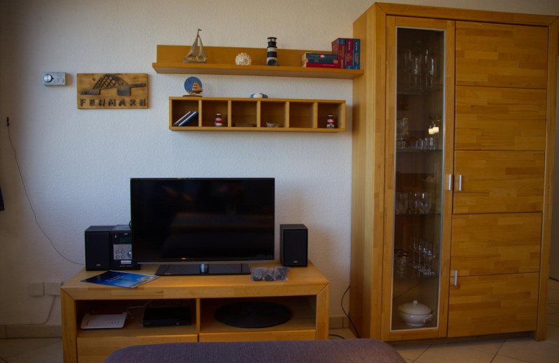 TV mit Schrank in der Ferienwohnung Inselblume 45 am Südstrand von Fehmarn