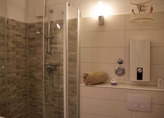 Badezimmer in der Ferienwohnung am Yachthafen in Burgtiefe auf Fehmarn
