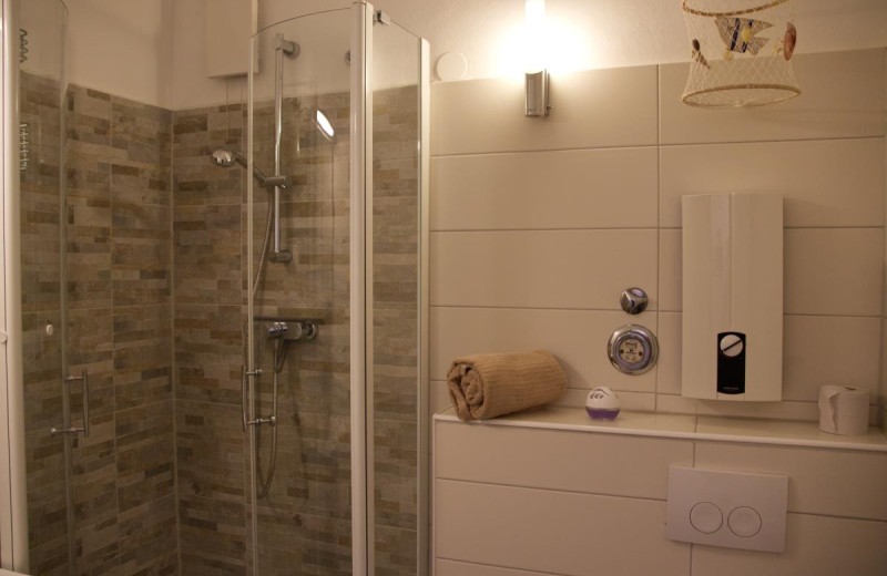 Badezimmer in der Ferienwohnung am Yachthafen in Burgtiefe auf Fehmarn