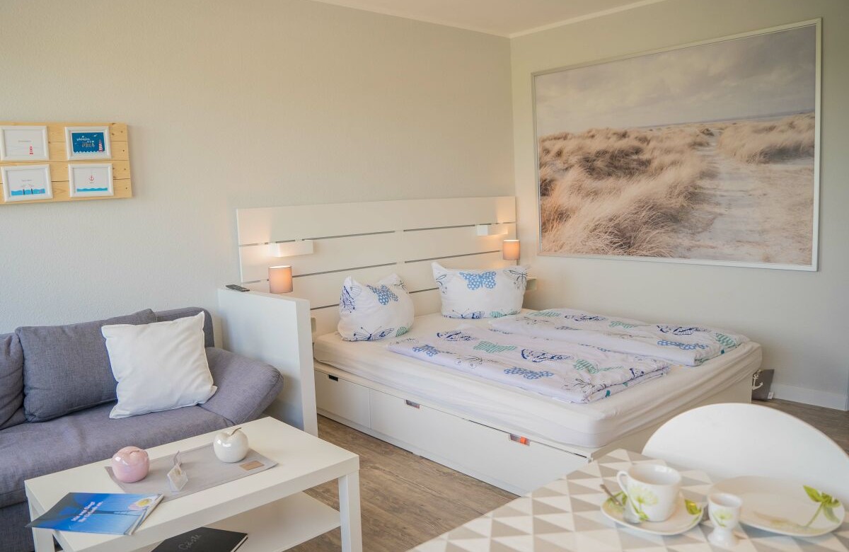 Blick auf das Doppelbett in der Ferienwohnung am Südstrand in Burgtiefe auf Fehmarn
