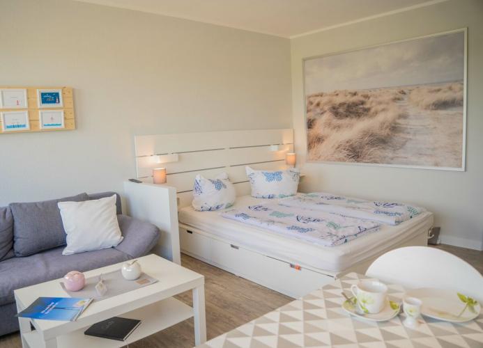 Blick auf das Doppelbett in der Ferienwohnung am Südstrand in Burgtiefe auf Fehmarn