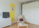 Sessel vor dem Schrankbett in der Ferienwohnung in Burgtiefe