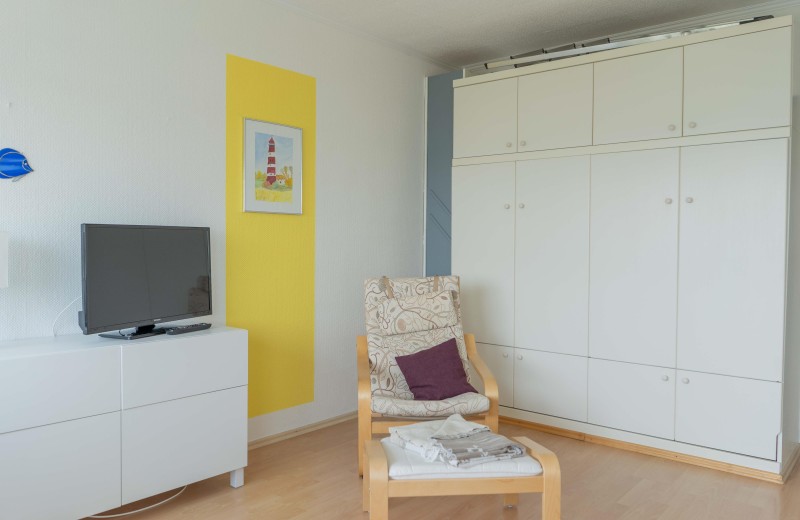 Sessel vor dem Schrankbett in der Ferienwohnung in Burgtiefe