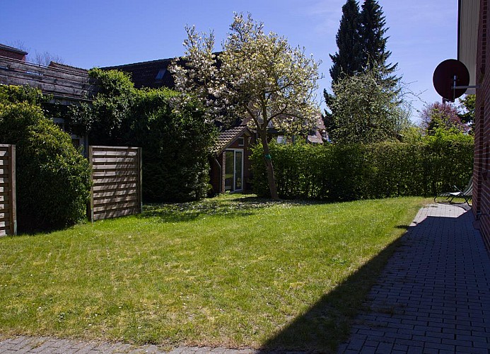 Freifläche neben dem Ferienhaus auf der Seite der Inselblume 27
