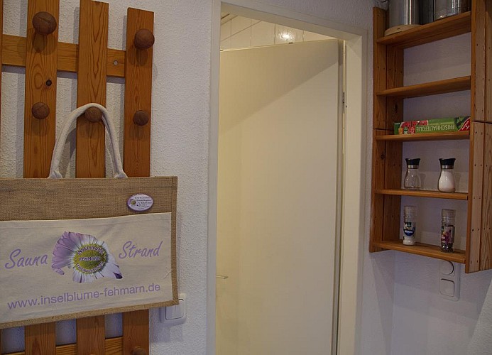 Tür zum Badezimmer in der Küche der Inselblume 45 auf Fehmarn