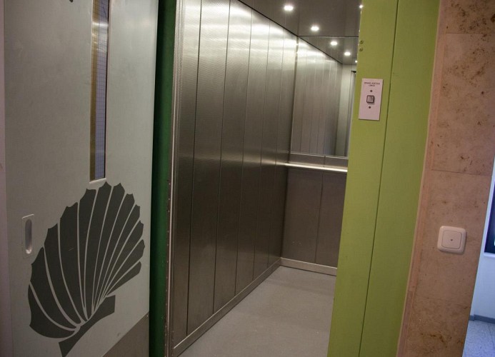 Der große Fahrstuhl im Haus am Yachtahfen in Burgtiefe