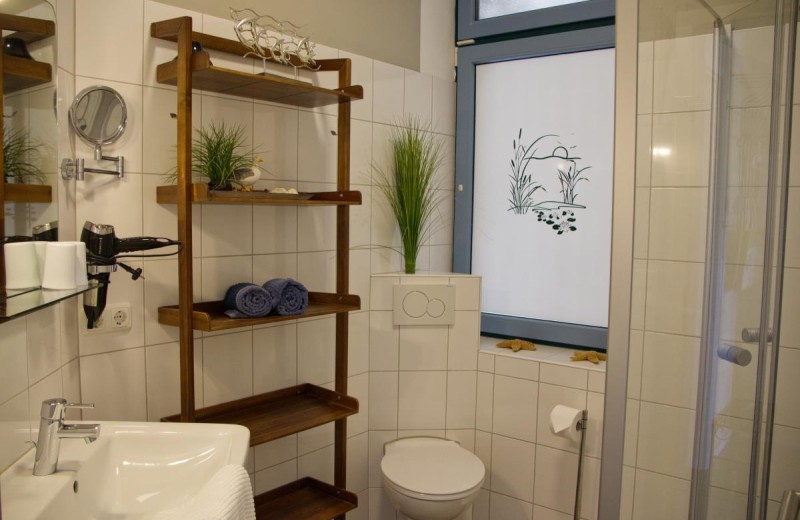 Badezimmer mit  Regal in der Ferienwohnung  Inselblume 48 in Burgtiefe auf Fehmarn